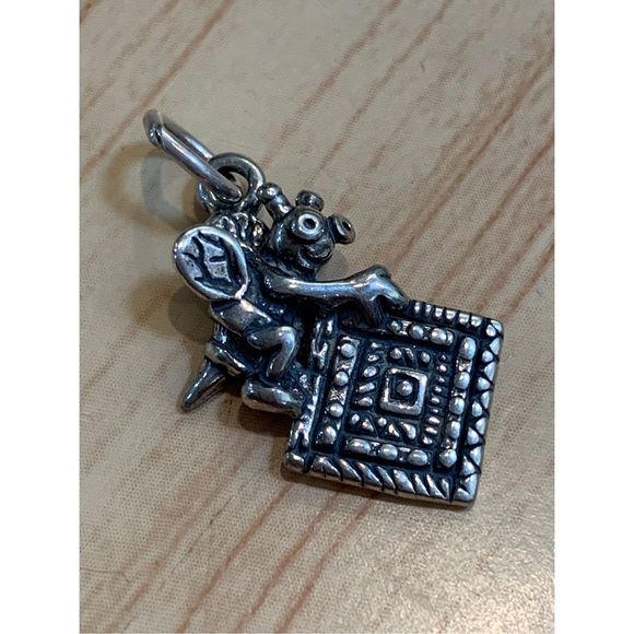 .925 Quilting Bee Sterling Silver Jewelry Charm #sew #quilter - Picture 1 of 4